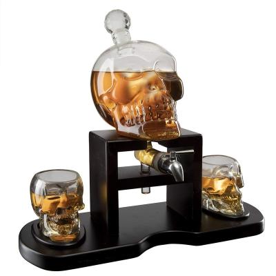 China Wholesale 2pcs Amusing Skull Glass Skull Whiskey Wooden Base Decanter Set With Brooch for sale