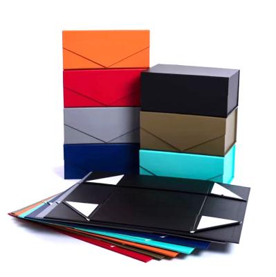 China Recycled Materials Wholesale Custom Logo Premium Luxury Cardboard Paper Gift Box Cosmetics Clothing Magnetic Folding Packaging Box for sale