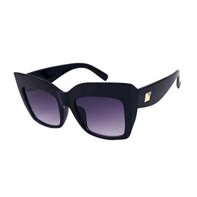 China Outdoor Sunglasses Luxury Square Designer Sunglasses Trendy Rivet Shape Sun Glass Women Retro Shading Sunglasses for sale