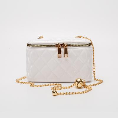 China 2021 Convenient Trendy Chain Purse Handbags Ladies Shoulder Bag Diamond Lattice Jelly Bag Women Fashion PVC Bags for sale