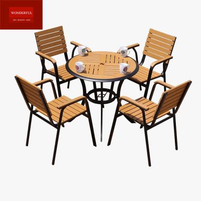 China Muebles de exterior Conjunto de comedor con marco de aluminio Conjunto de mesa de madera de plástico para comedor al aire libre en venta