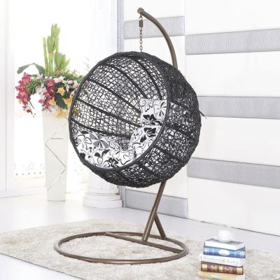 China Buitenhangende Rattan-eierstel Leisure Wicker Patio Swing Chair voor tuinmeubilair Te koop