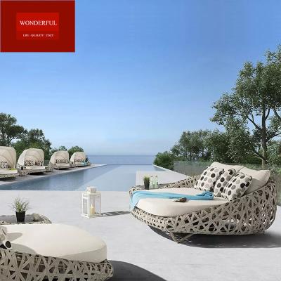 China Diseño moderno de la silla de playa de tumbonas de sol al aire libre popular cama de tumbonas de patio de ratán al aire libre en venta