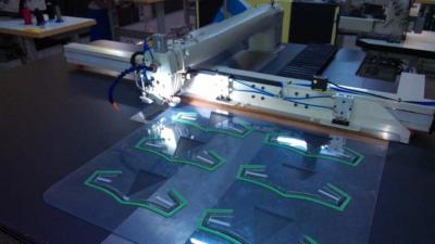 China Máquina de coser de la industria textil de la plantilla avanzada del CNC, máquina de coser del dispositivo de seguridad sin resbalón en venta