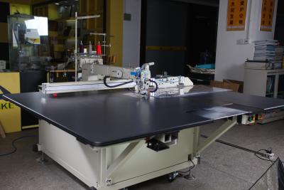 China El punto de cadeneta de la ropa del invierno automatizó la máquina de coser con altura de la abrazadera del trabajo de 30m m en venta