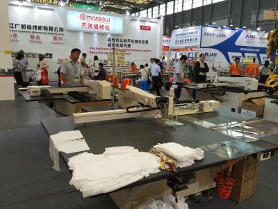 China máquina de costura automática do molde do teste padrão de 1300x700 milímetro para o coxim do sofá à venda