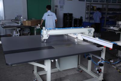 China Máquina de coser automatizada con la alta precisión, máquina de coser plana del CNC de la puntada ajustable en venta