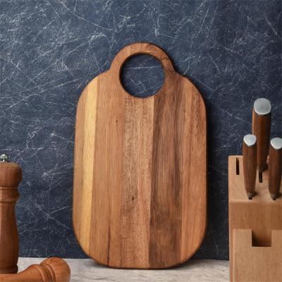 China Custom Made Sustainable Acacia Wood Wooden Cutting Board Serving Cutting Plates With Round Handle Hanging Hole for sale