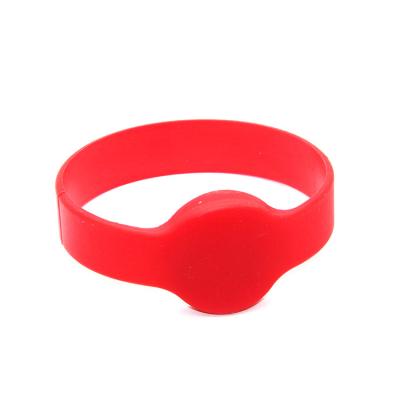 China Wholesale Custom Programmable Waterproof Passive Silicone RFID Wristband Waterproof / Waterproof NFC Wristband for sale