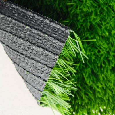 Chine Céréales artificielles de football de 60 mm, faciles à installer, du matériau PE Astro Grass pour le terrain de football et les activités de plein air à vendre