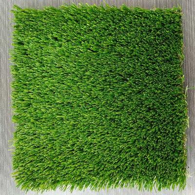 China Césped artificial verde de 40 mm con bajo mantenimiento y excelente rendimiento para uso en interiores o exteriores en venta