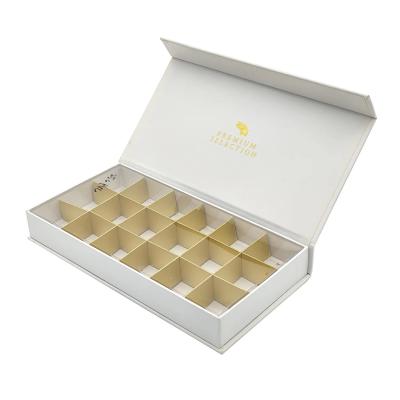 China Estampado de oro a medida Caja de papel rígida blanca Cerradura magnética Caja de embalaje dorada Cajas de regalo de chocolate de lujo en venta