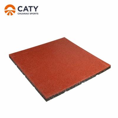 Chine Le terrain de jeu en caoutchouc carré rouge, le plancher de terrain de jeu extérieur absorbant les chocs. à vendre