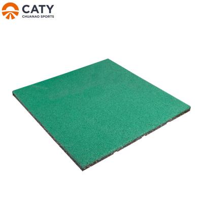 China Camisetas de suelo de caucho para patios de juegos verdes resistentes a los rayos UV 1000x1000 mm en venta