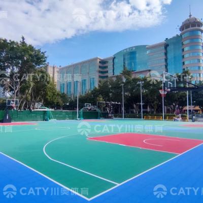 China Gemakkelijk te installeren PU vloer Anti-slip vergrendelende plastic vloer voor speeltuin Mat Basketbalvloer, achtertuin, garage Te koop