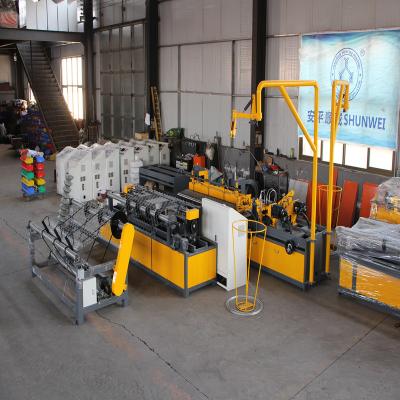 China Diamond Twisted Full Automatic Knuckle and Gi and PVC Wire Mesh Chain Link Fence Netting Weaving Machine for sale