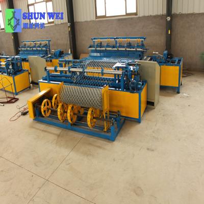 China Hinge And Twisted Easy Operated Single Wire Chain Link Fence Making Diamond Mesh Machine for sale