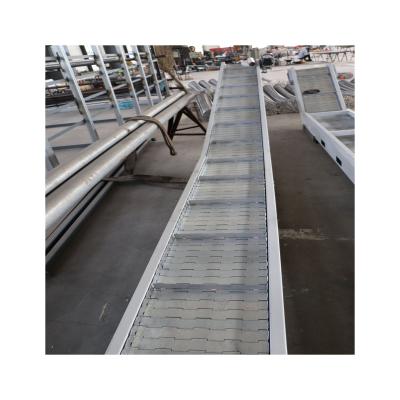 China Garment Shops Various Promotional Goods Using Assembly Line Mesh Bucket Conveyor for sale