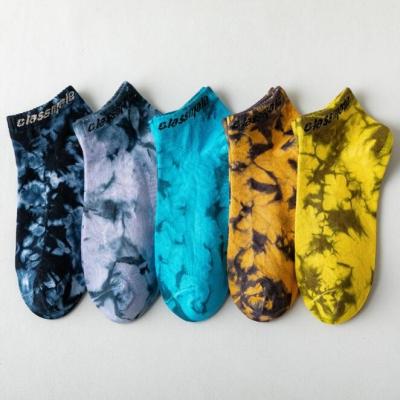 China Low Crew Link Breathable Stock Cut Neon Dye Art Letter Cotton Men Socks for sale