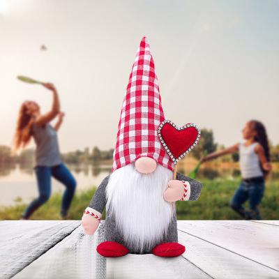 China 2022 Valentine's Day Buffalo Plaid Love Decor Couple Faceless Dolls Gnomes For Mother's Day Gift Ornaments Plug Heart Gnome Doll Decor for sale