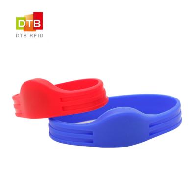 China Waterproof/DTB SW13 waterproof cheap price waterproof NTAG 213 UHF/HF/IF NFC RFID silicone wristband for cashless payment for sale