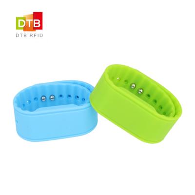 China Waterproof / DTB SW07 Coding Mifare1K 13.56MHz RFID Silicone Waterproof Wearable Wristband for sale