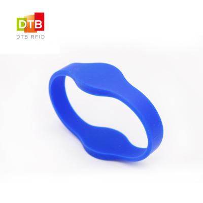 China Customized Waterproof/Waterproof Chip Waterproof Dual Frequency RFID Silicone Wristband Key Fob For Events for sale