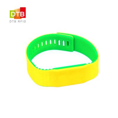 China Waterproof/Logo Printing NFC MIFARE 4k RFID Wristband Waterproof Classic Chip Silicone RFID Wristband For Theme Park for sale