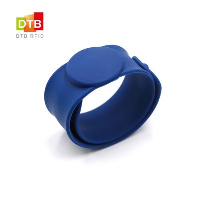 China IF/HF 125 KHz 13.56MHz RFID Silicone Rewritable Waterproof/Waterproof Wristband For Cashless Payment for sale