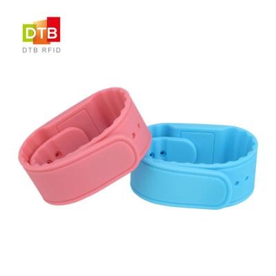 China Colorful NFC Silicone Wristband NTAG215 NFC RFID Wristband Waterproof/Waterproof Hot Sale Free Sample for sale