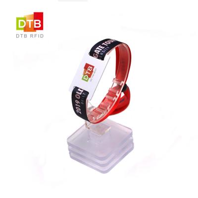 China Free Sample Waterproof / Waterproof Customized Printing 13.56MHz NTAG Chip NFC RFID Fabric Woven Wristband For Event for sale