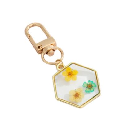 China Metal Dried Flower Key Ring Natural Flower Key Ring Bag Daisy Pendant Keychain for sale