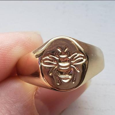 China Vintage High Fashion Customized Designer Bee Oval Gold Plated Seal Ring Jewelry Custom Signet Bee Ring For Female for sale