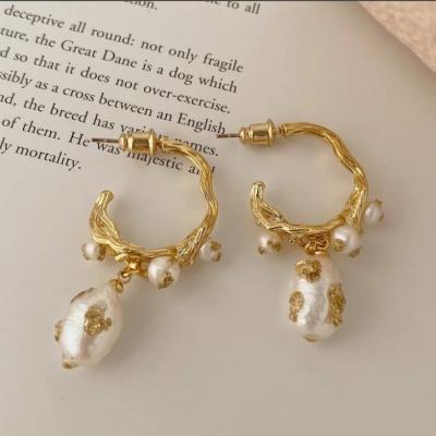 China CLASSIC New Fashion Freshwater White Pearl Round Circle Hoop Earrings Women Gold Plated Baroque Irregular Pearl Earrings for sale