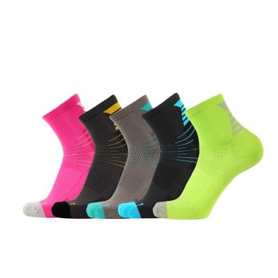 China Coolmax Antibacterial Custom Logo Quarter Running Socks Anti-Slip Anti-Bacteria Padded Mens Sports Socks For Running for sale