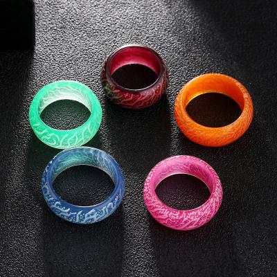 China FASHIONABLE Cool Glow Slit Pattern Magic Ring Coloful Resin Engagement Ring Night Luminous for sale