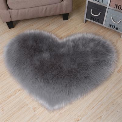 China Non-slip Faux Fur Leather Blanket Plush Heart Shaped Rug For Living Room Home Bedroom Soft Sheepskin Footcloth Party Wedding Decoration for sale