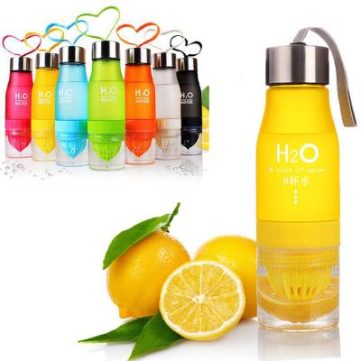 China 2022 New 650ml Viable Water Bottle Fruit Infusion Infuser Plastic Bottle Drink Portable Outdoor Sports Juice Lemon Kettle for sale