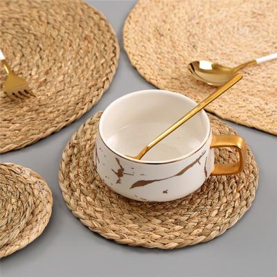 China Sustainable Natural Aquatic Hand Woven Corn Husk Place Mat Round Insulated Kitchen Accessories for sale