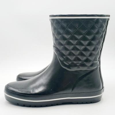 China Fashion Trend Mid-Cut Midi Women's Rain Boots In Black Base With Stylish Diamond Patterned Axle for sale