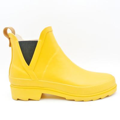 China Fashion Trend Shortcut Low Cut Women's Traditional Chelsea Rain Boots in Bright Yellow Color with V-shaped Elastic and Special Pull Leather Tag for sale