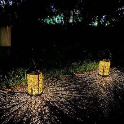 China Solar Garden Lantern Outdoor Waterproof Metal Lantern Light Outdoor Patio Porch Yard Pathway Garden Decorative Hanging Solar Lights Retro for sale