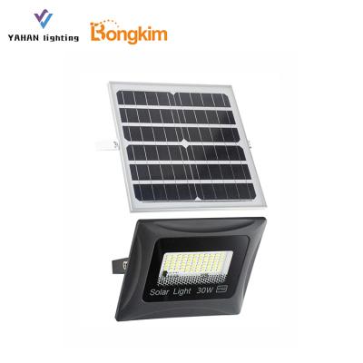 China Sports Stadiums High Power Outdoor Waterproof IP66 30W 60W 100W Football Field LED Solar Flood Light for sale