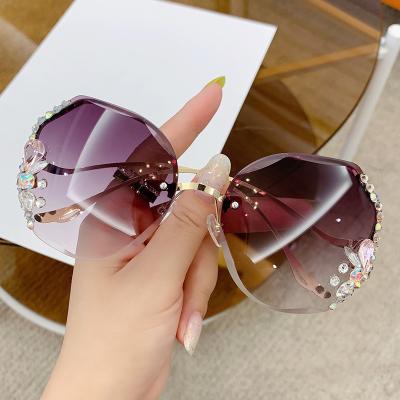 China Wholesale Fashionable Rimless Rimless Sunglasses Female Oversized Sun Glasses Rhinestone For Woman Luxury for sale