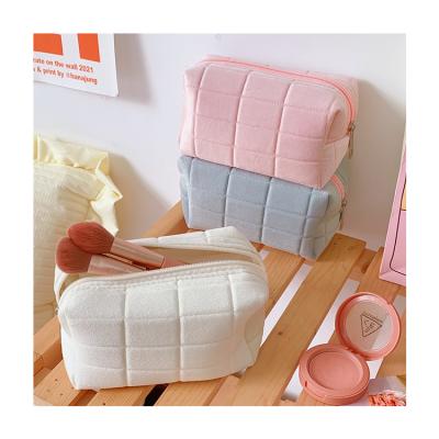 China Fashionable Custom Cute Crystal Velvet Cosmetic Bag Lipstick Travel Zipper Wash Pouch Toiletry Bag Makeup Bag for sale