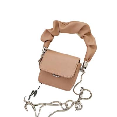 China New Fashion Daily Lifestyle Small Chain Messenger Fashionable Cloud Portable Bag Square Bag for sale