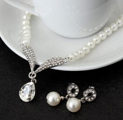 China Women CLASSIC Bridal Jewelry Bride Pearl Necklace And Earring Set for sale