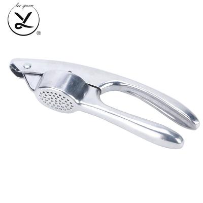 China Sustainable Customized Environmental Vegetable Ginger Squeezer Tool Aluminum Heavy Duty Handle Garlic Hand Press for sale