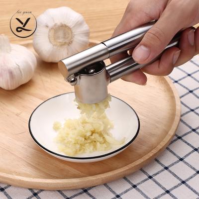 China Sustainable Food Grade Integrated Kitchen Accessories Garlic Press Handle Molding Premium Garlic Press With Remover for sale