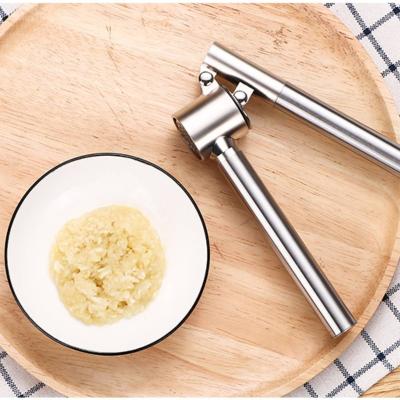 China Sustainable Professional Kitchen Accessories Small Aluminum Handheld Garlic Press Unpeeled Manual New for sale